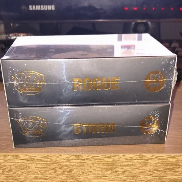 Funko Pop! Marvel X-Men Enamel Pins - Storm #12 & Rogue #13 (Set of 2) - Picture 4 of 10